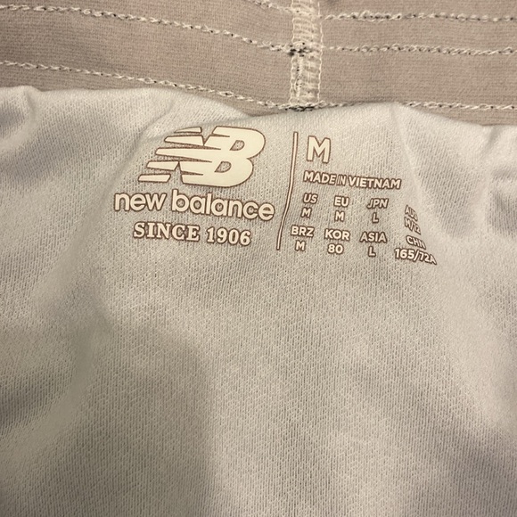 Excellent condition New Balance women’s size M print multi color shorts - Picture 3 of 7